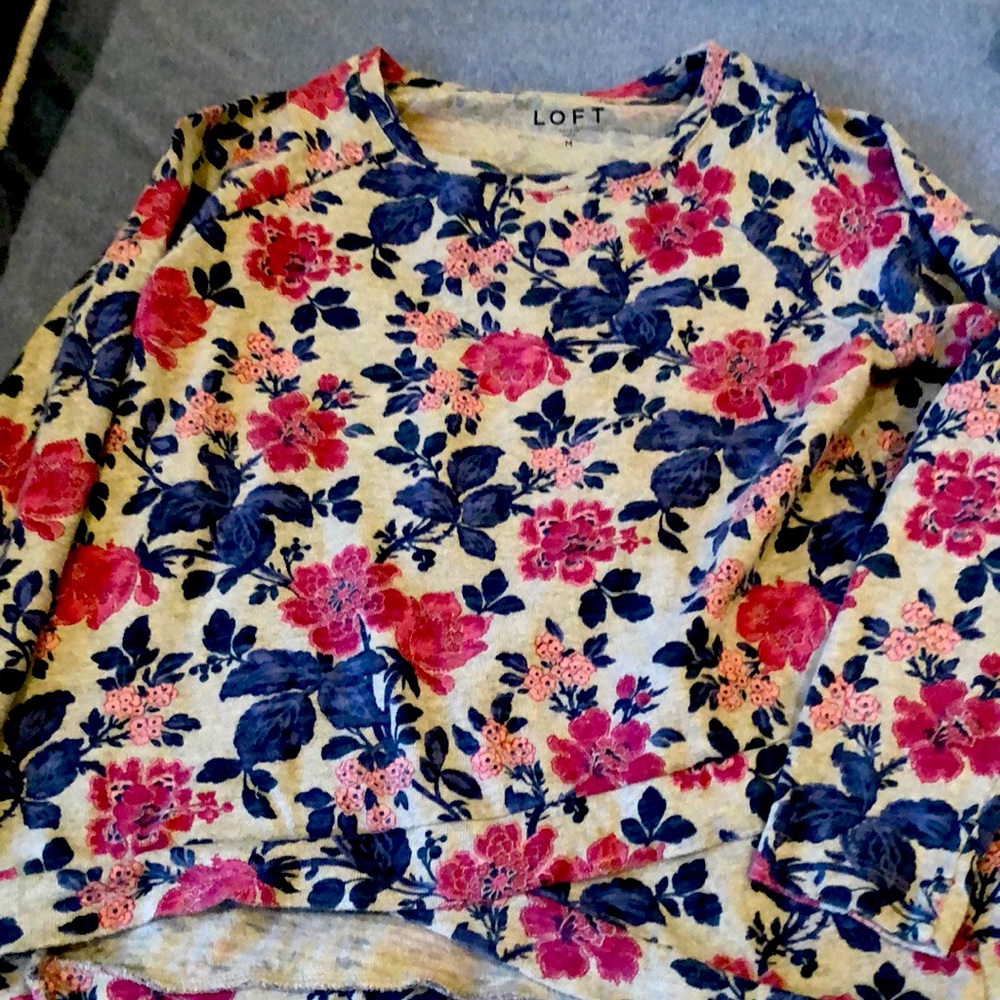 Nice flower sweater great condition!
